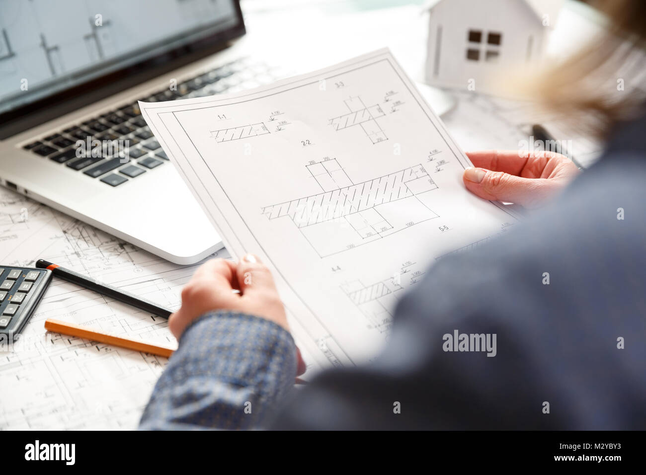 Giovani donne architetto e designer che lavora sul progetto blueprint di nuovi appartamenti. Foto nozione di lavoro sui disegni tecnici Foto Stock