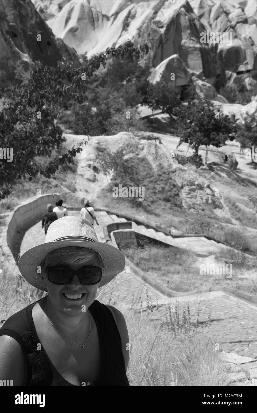 I turisti che visitano il parco nazionale di Open Air Museum in Cappadocia, Turchia, Goreme Foto Stock