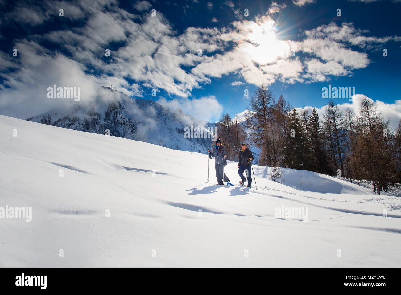 Racchette da neve a piedi nelle montagne di un paio. Foto Stock