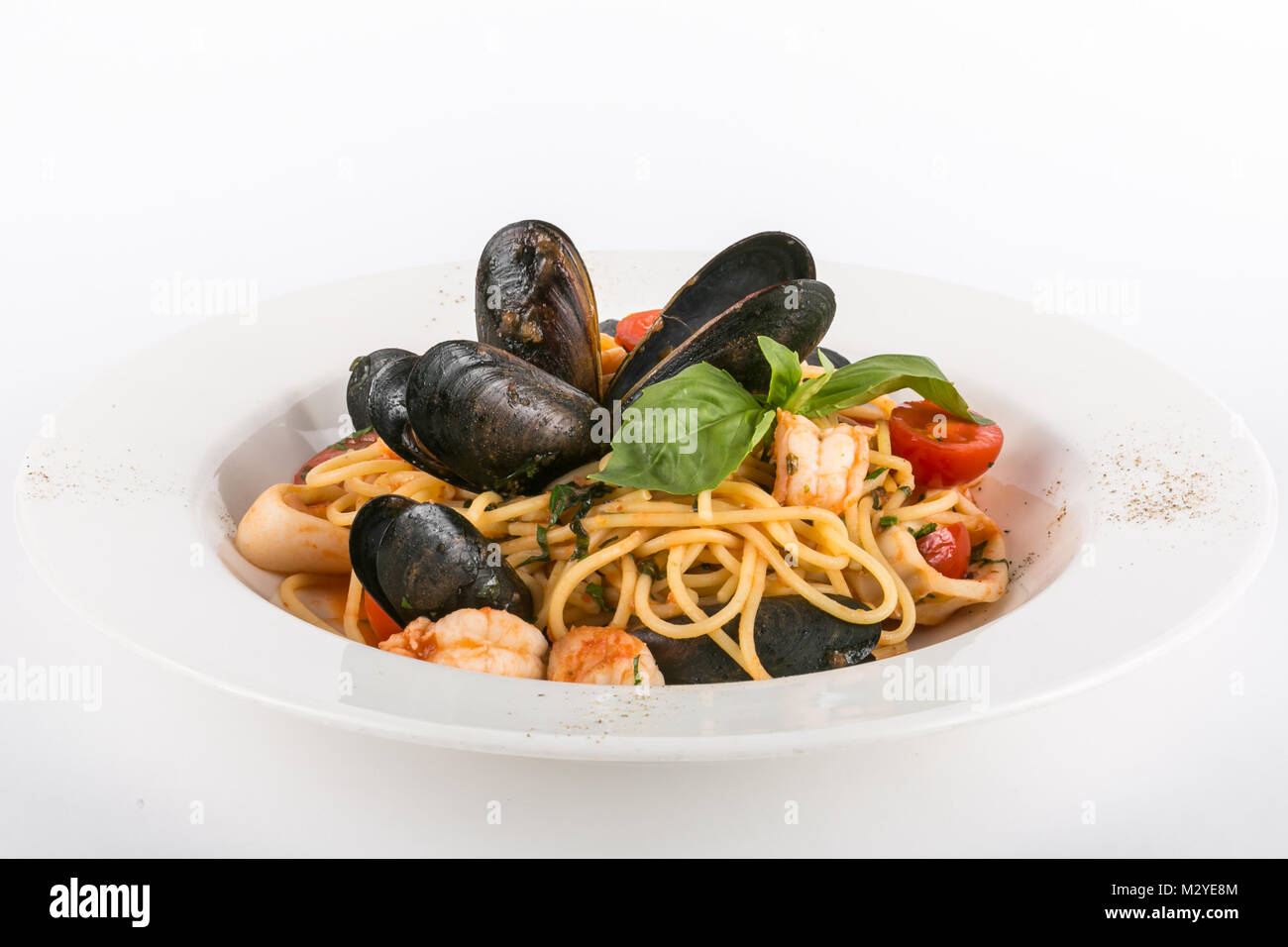 Spaghetti con frutti di mare isolato su sfondo bianco Foto Stock