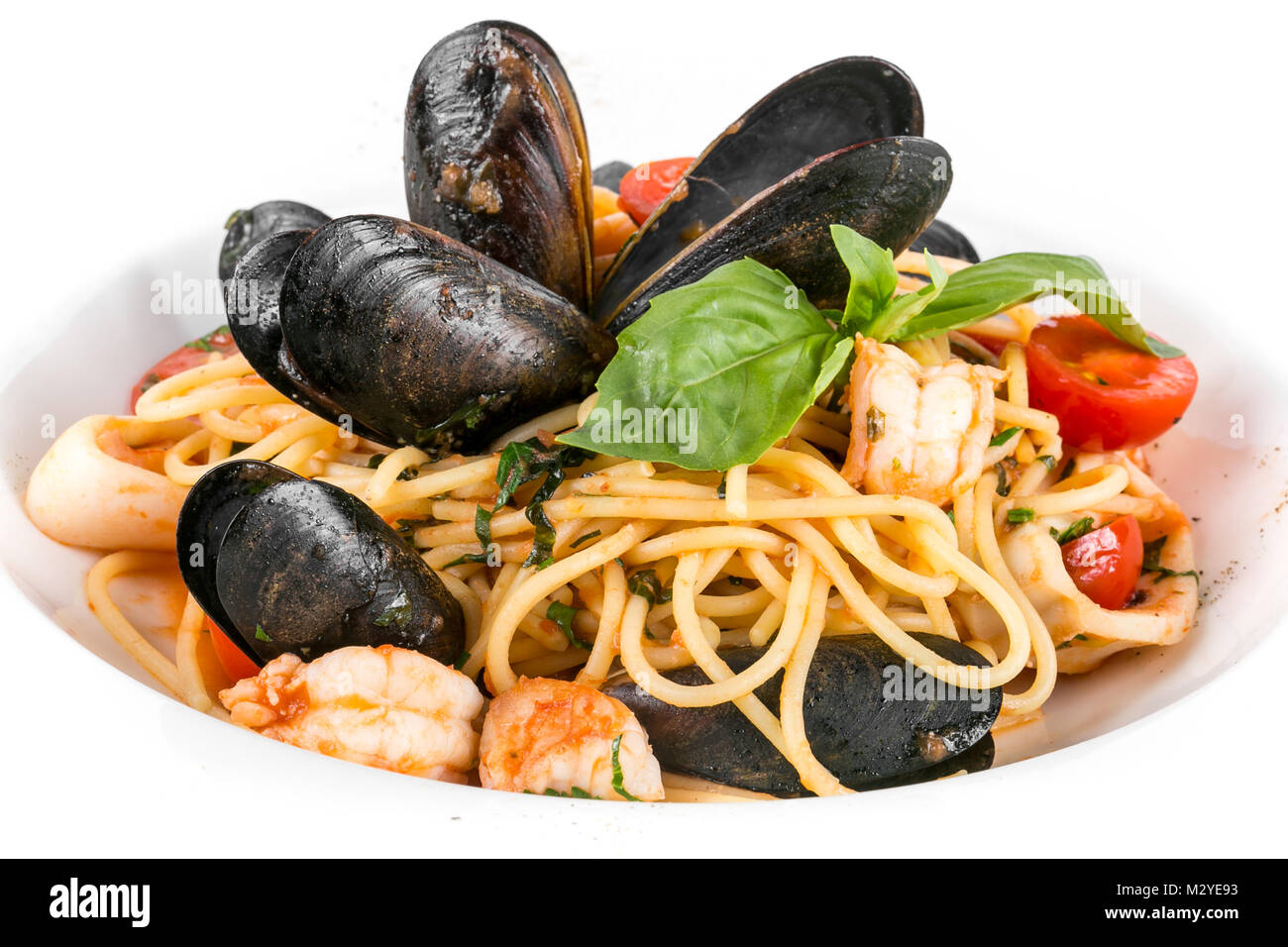 Spaghetti con frutti di mare isolato su sfondo bianco. close up Foto Stock