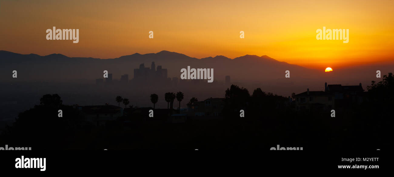 Vista panoramica di Los Angeles Silhouette di sunrise è vista dalla parte superiore del Kenneth Hahn membro Area ricreativa. Foto Stock