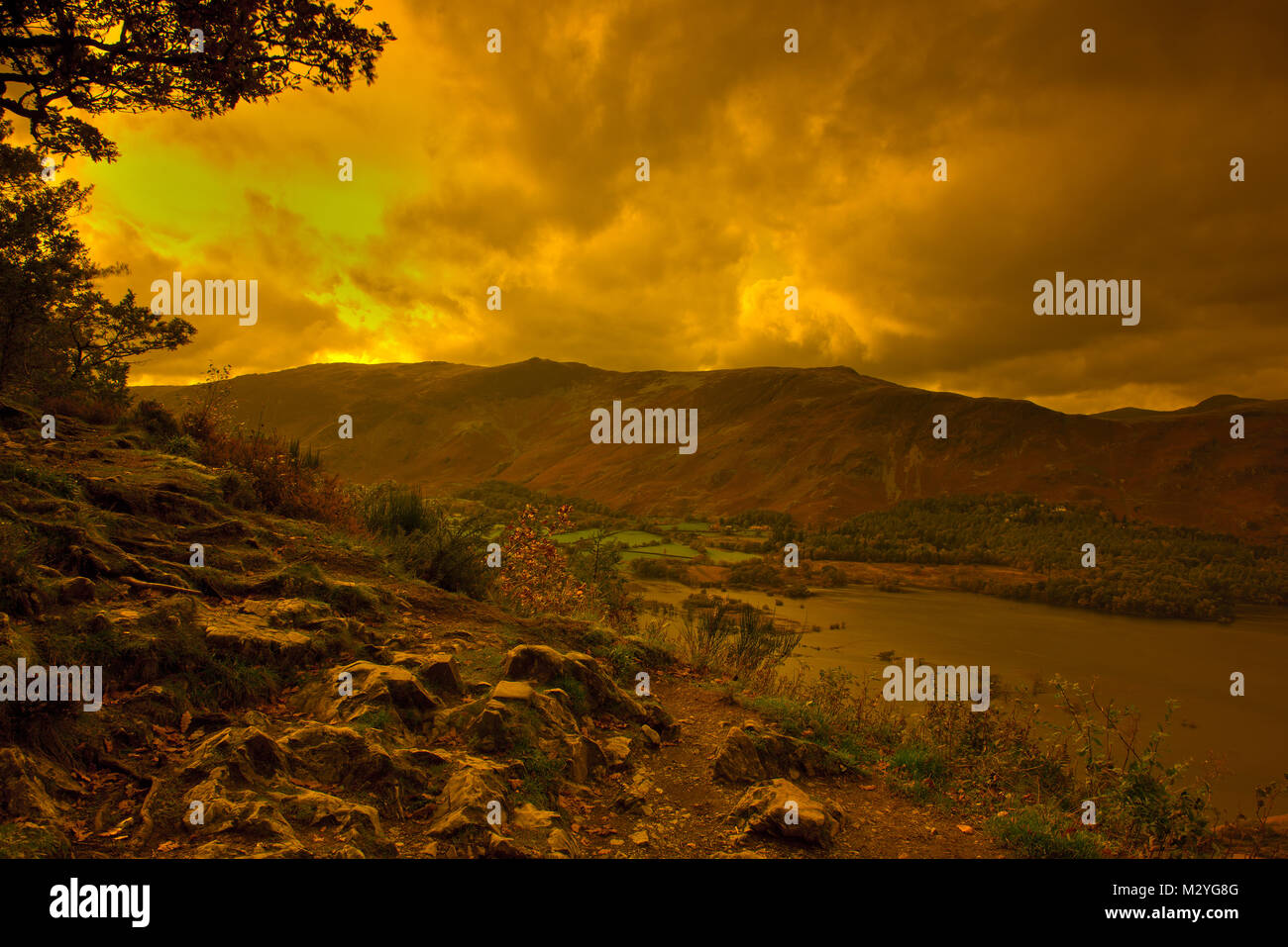 Cielo di sera a Derwent Water, Keswick e Skiddaw cadde dalla vista a sorpresa, Parco Nazionale del Distretto dei Laghi, Cumbria, Inghilterra, Regno Unito. Foto Stock