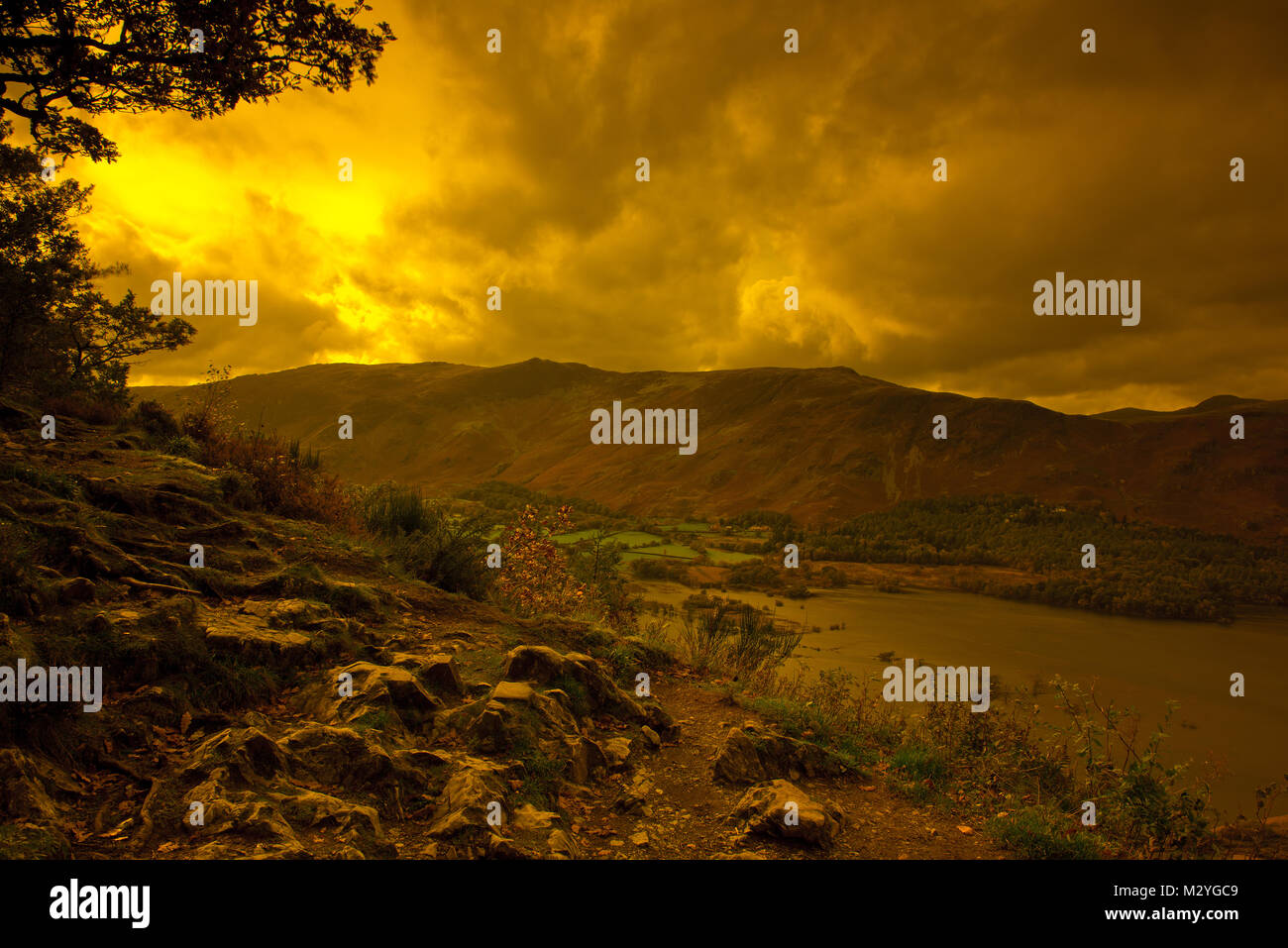 Cielo di sera a Derwent Water, Keswick e Skiddaw cadde dalla vista a sorpresa, Parco Nazionale del Distretto dei Laghi, Cumbria, Inghilterra, Regno Unito. Foto Stock