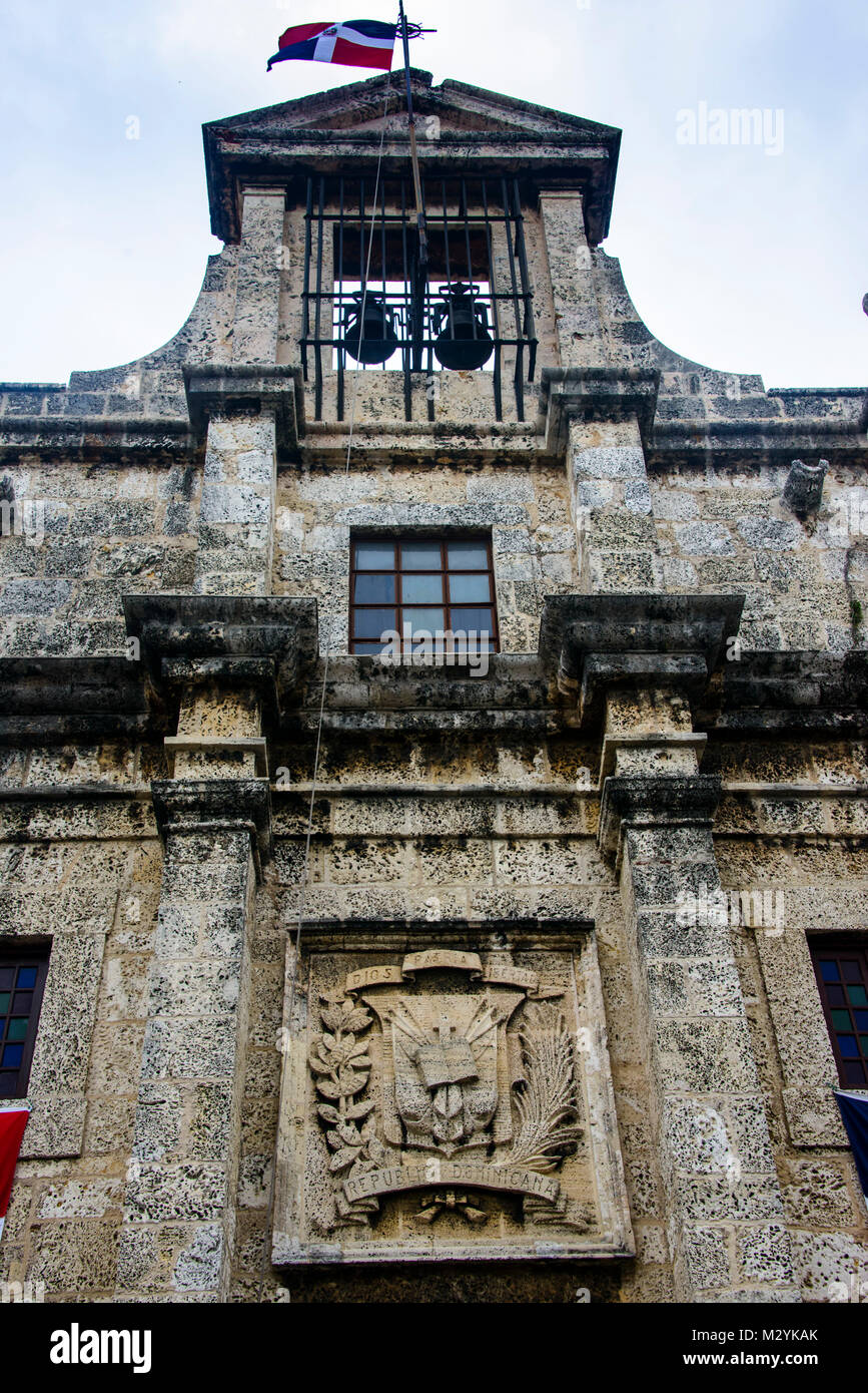 Antica pietra ornamento sul portale del Panteon Nacional, patrimonio mondiale dell'Unesco la città vecchia di Santo Domingo, Repubblica Dominicana Foto Stock