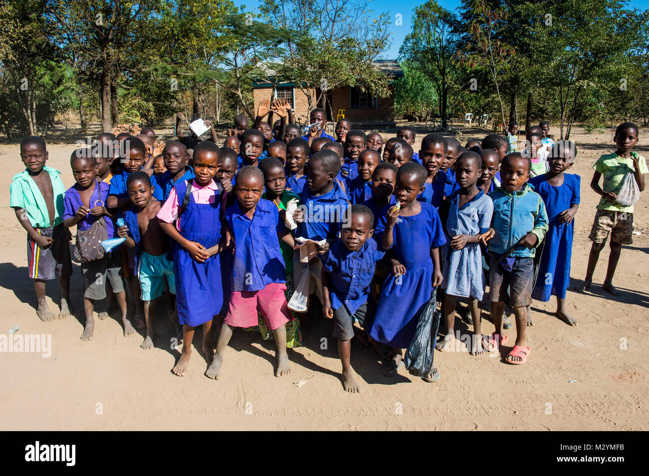 La scuola primaria su una strada polverosa con molti bambini, Liwonde National Park, Malawi, Africa Foto Stock