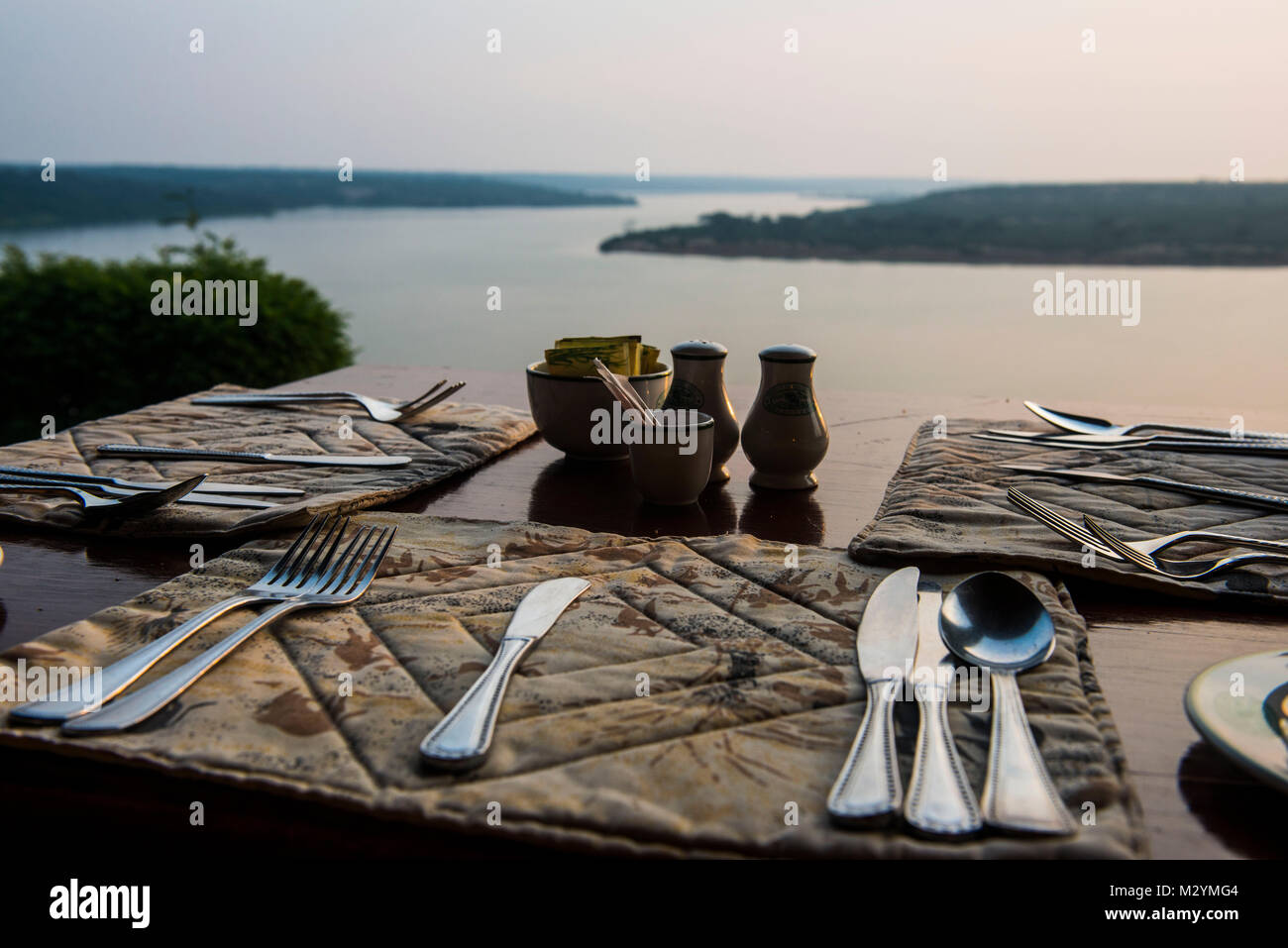 Pronto set table in un ristorante sopra il canale Kazinga che collega il lago George e Lago Edward, Queen Elizabeth National Park, Uganda Foto Stock