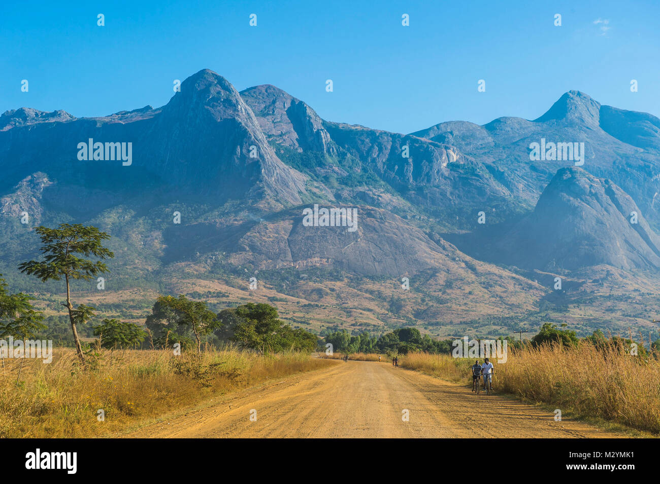 Strada che conduce alle vette di granito del monte Mulanje, Malawi, Africa Foto Stock