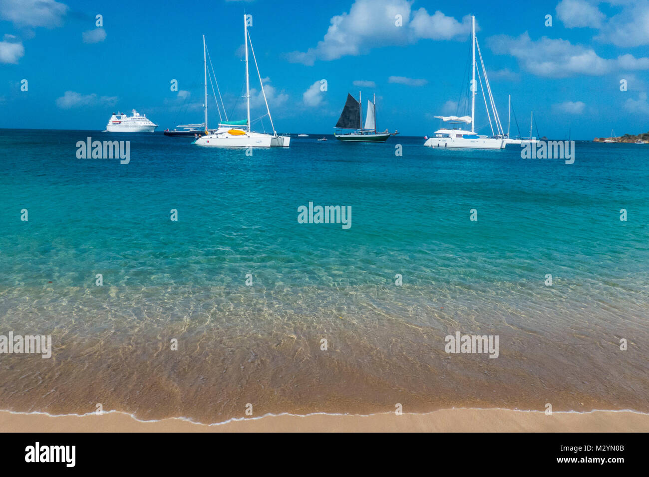 Barche a vela prima di ancoraggio Mayreau a Salt whistle bay, Tobago chiavi, Grenadine isole di Saint Vincent e Grenadine, dei Caraibi Foto Stock
