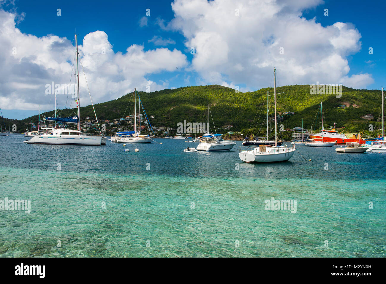 Barche a vela di ancoraggio in Port Elizabeth, Admirality bay, Bequia, Saint Vincent e Grenadine, Caraibi Foto Stock