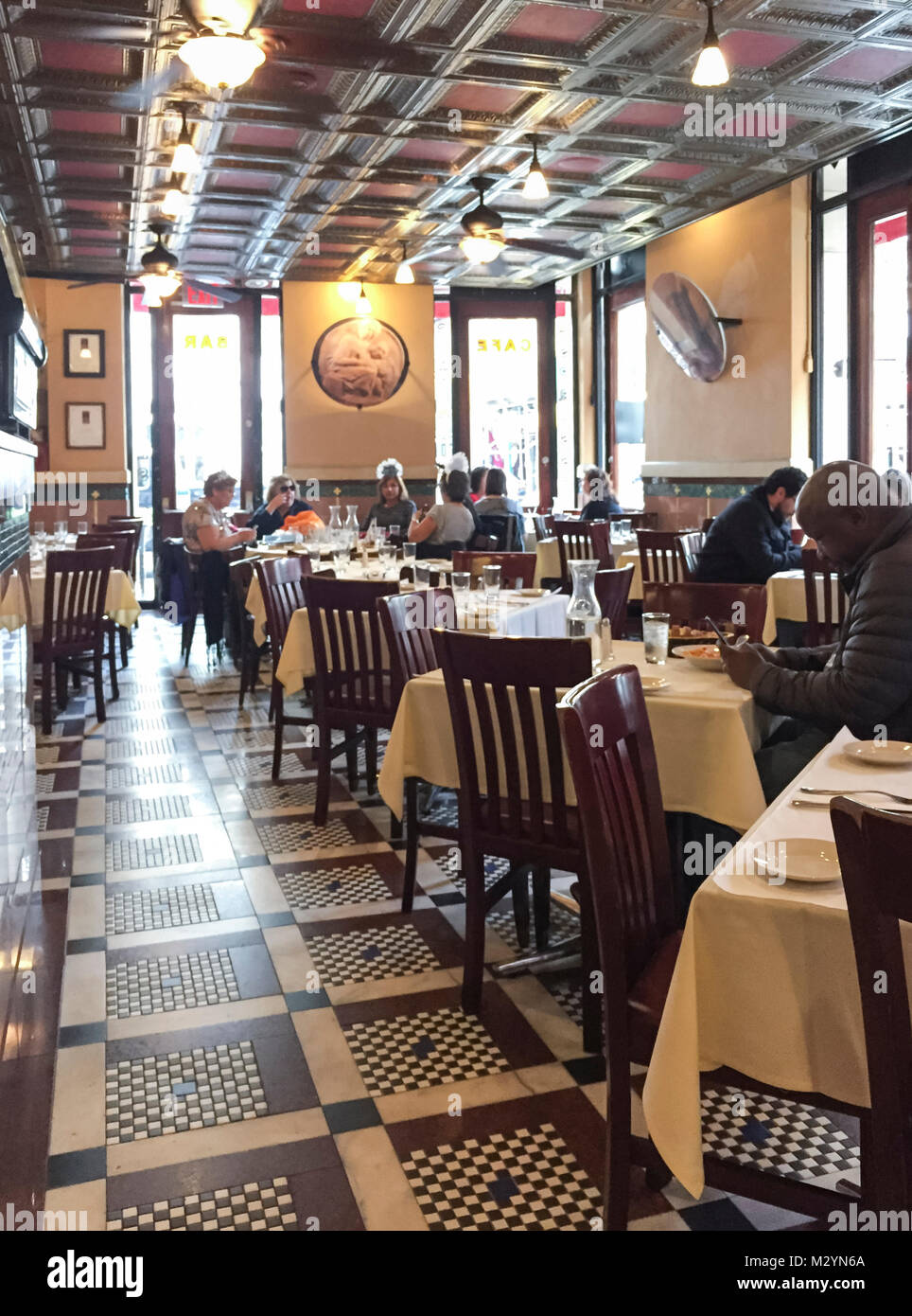 Interno della Grotta Azzurra in Little Italy quartiere, Manhattan, New York City. Persone per mangiare fuori in un tradizionale ristorante italiano. Foto Stock