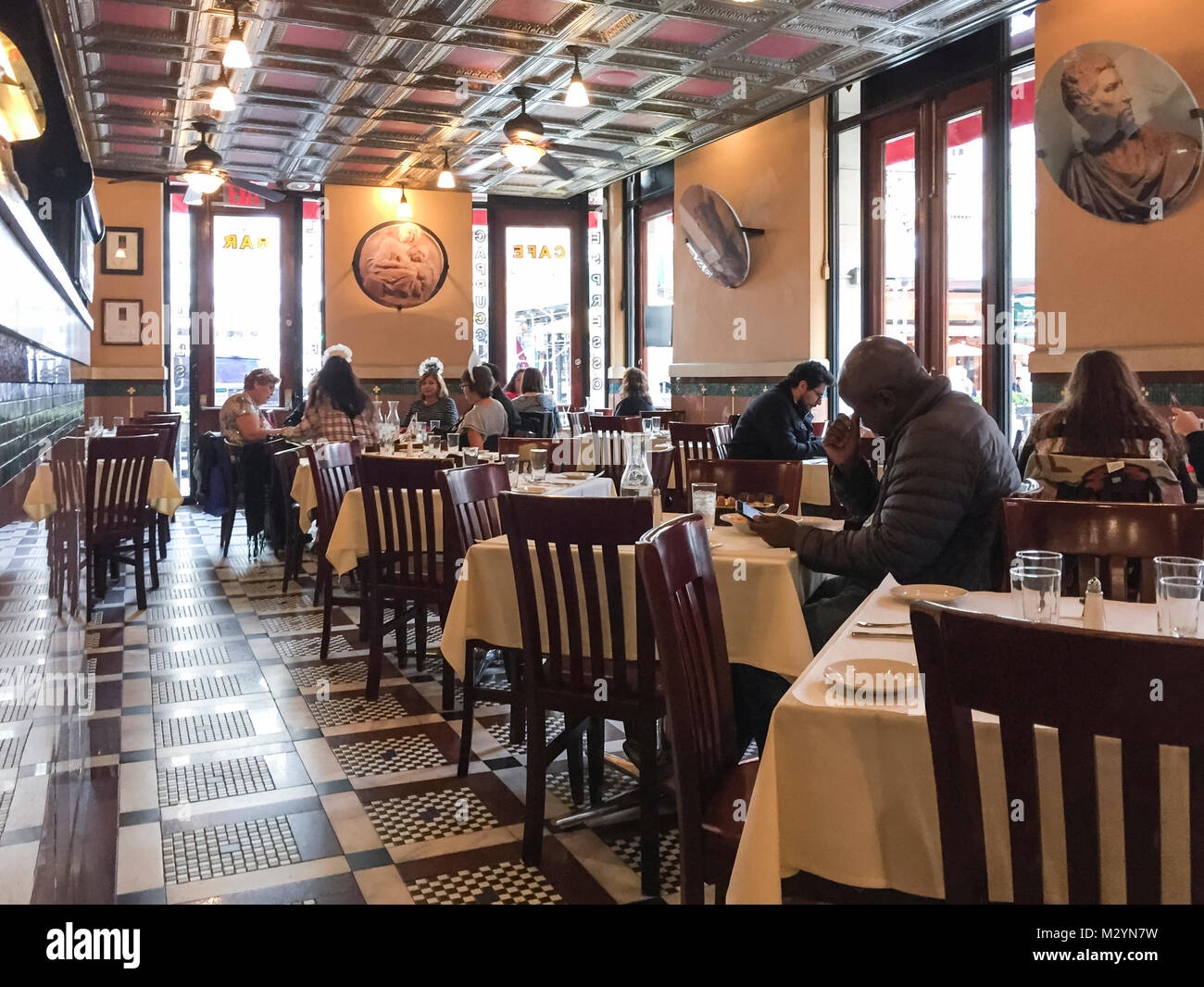 Interno della Grotta Azzurra in Little Italy quartiere, Manhattan, New York City. Persone per mangiare fuori in un tradizionale ristorante italiano. Foto Stock