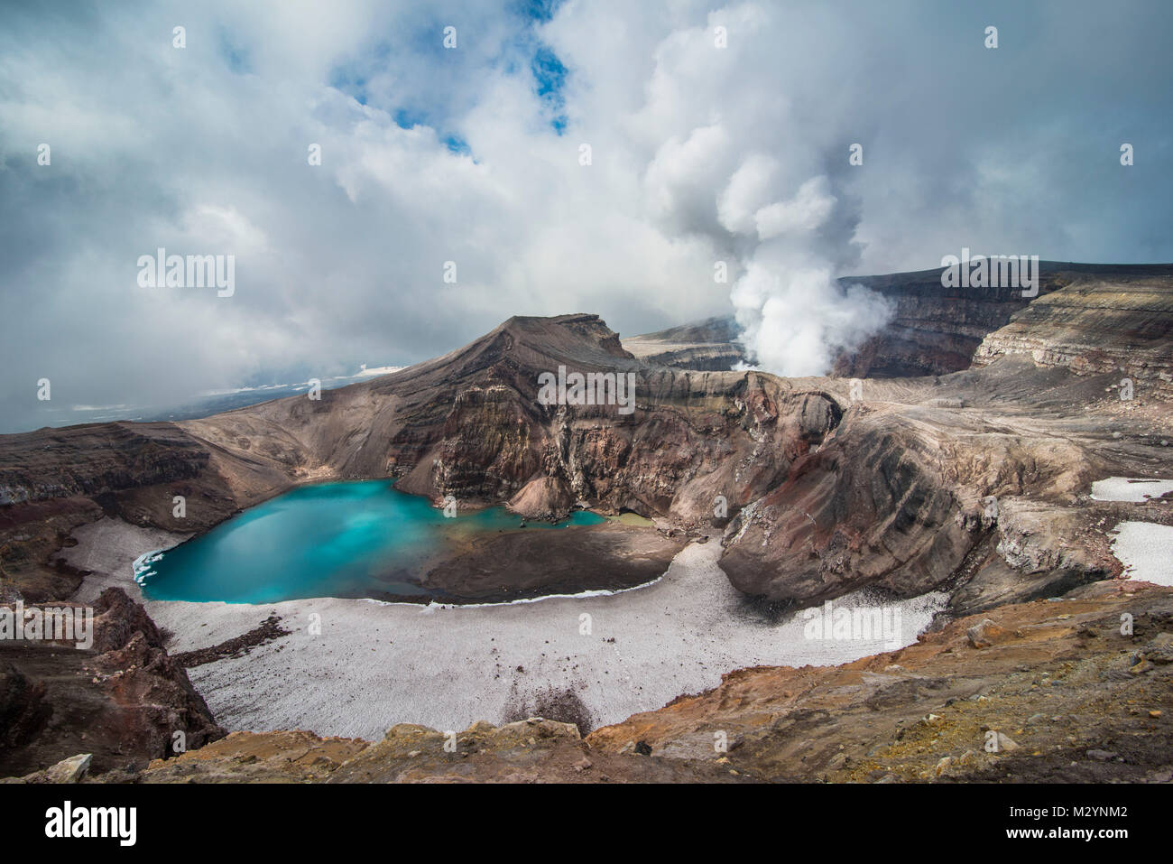 Fumarola per la cottura a vapore sul vulcano Gorely, Kamchatka, Russia Foto Stock