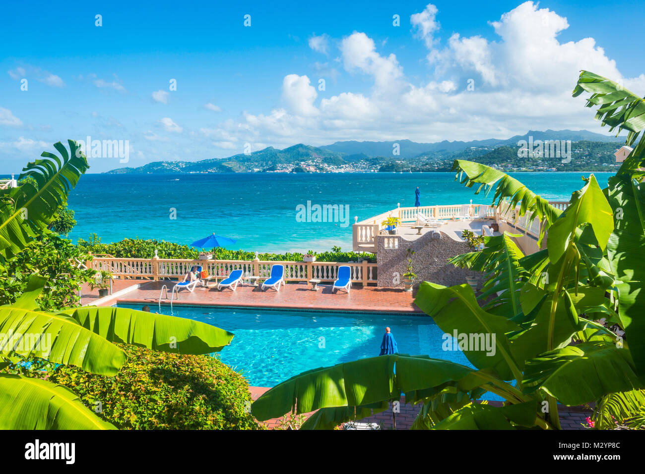 Piscina con vista oceano turchese al di sopra di Grande Anse, Grenada, dei Caraibi Foto Stock