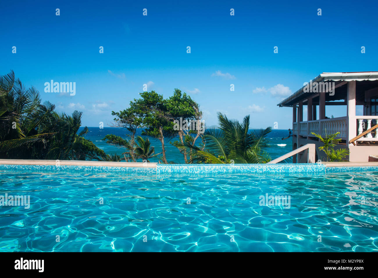 La piscina di un hotel di lusso che si affaccia sull'oceano in Petit Anse vicino, Sauteurs, Grenada, dei Caraibi Foto Stock