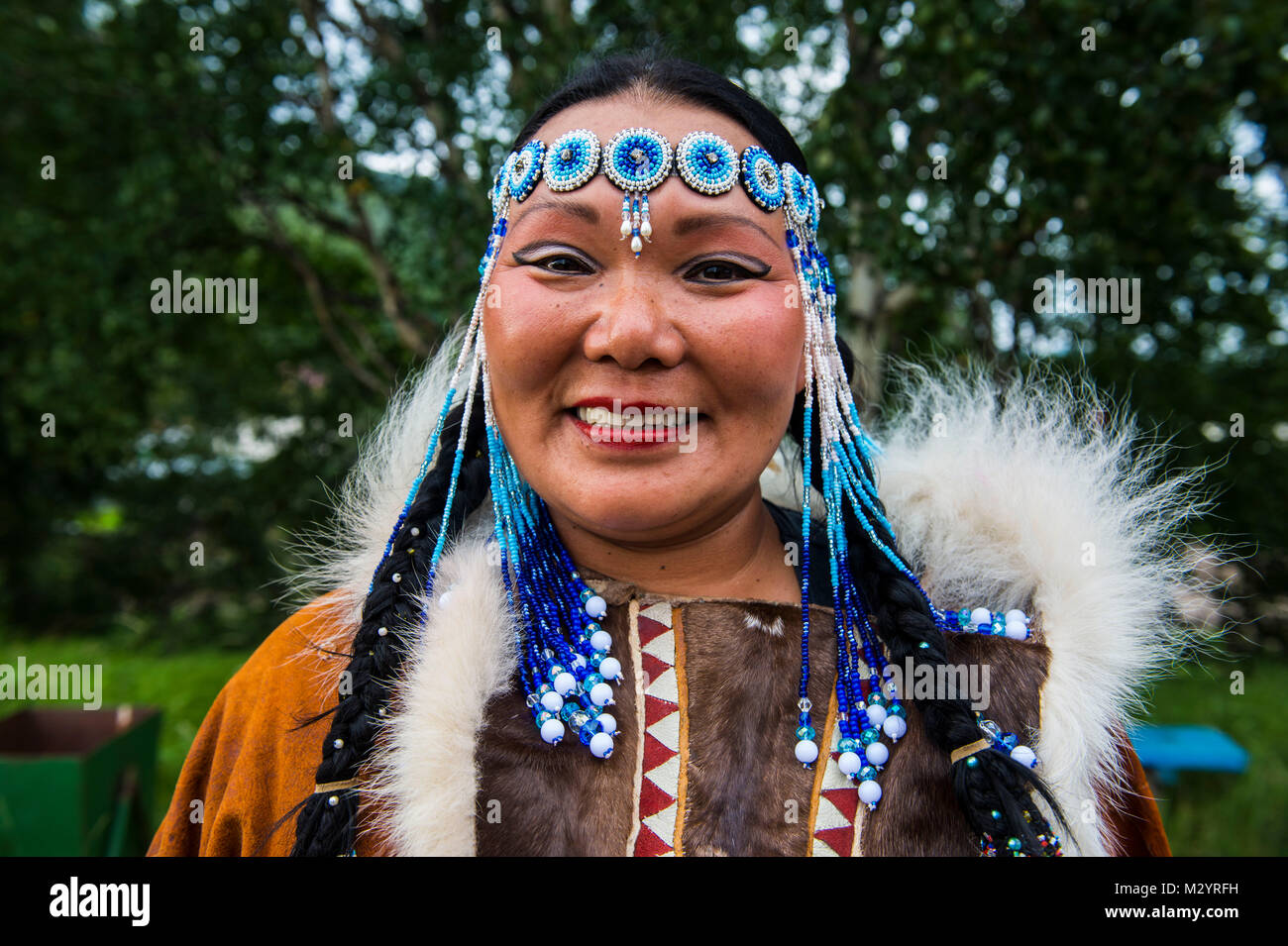 Vestito tradizionale popolare Koryak popolazione nativa della Kamchatka donna in esso, Russia Foto Stock