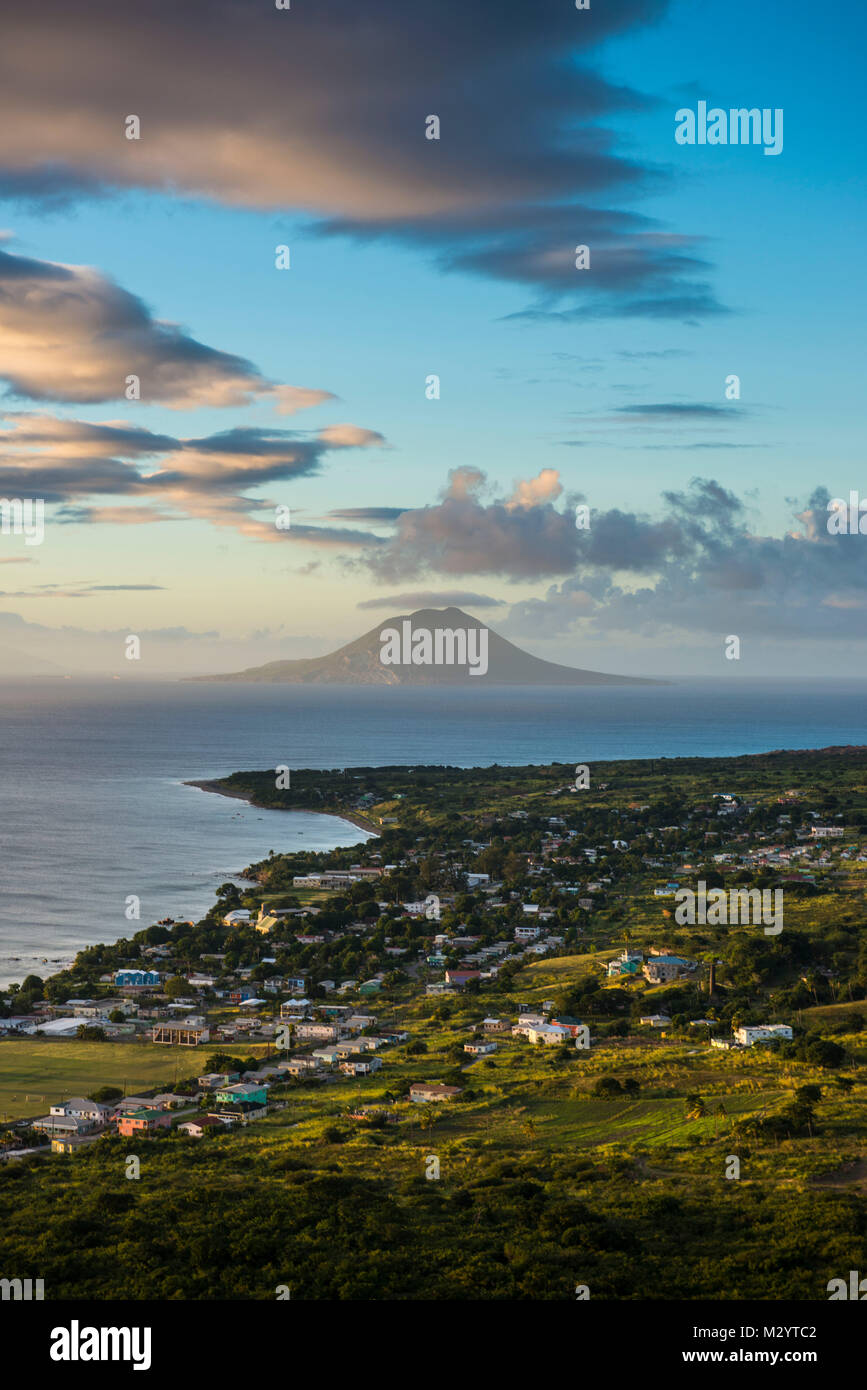 Vista di St. Eustatius dall'Unesco patrimonio mondiale Brimstone Hill Fortress, Saint Kitts e Nevis, Caraibi Foto Stock