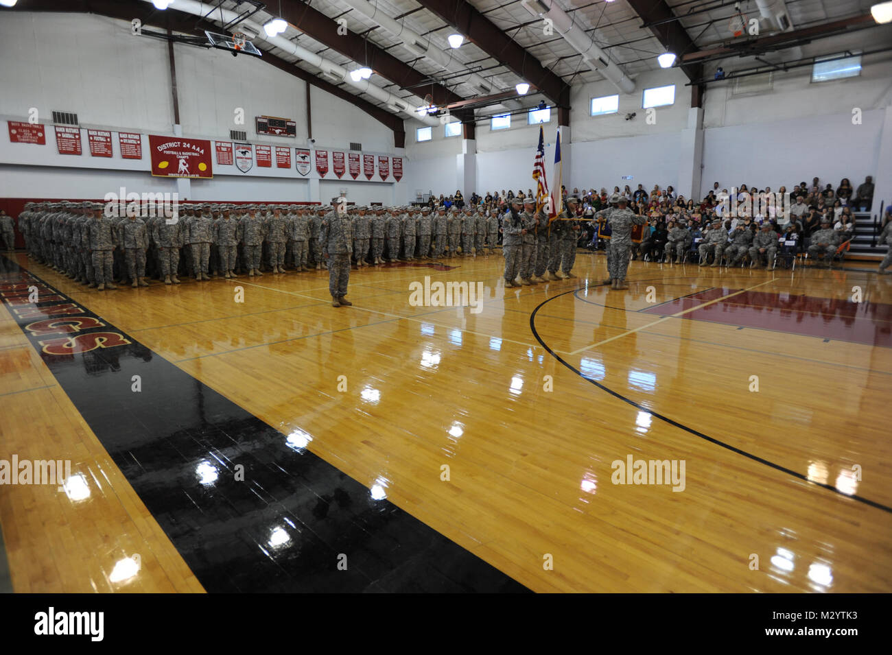 Le famiglie e gli amici riuniti in maniero, Texas Martedì, luglio 31, 2012 per augurare a soldati di Task Force Arrowhead buona fortuna e addio sulla loro prossima distribuzione. Più di 400 soldati da unità attraverso il Texas compongono il più di trenta le forze di sicurezza i team di assistenza per la distribuzione in Afghanistan. Il SFAT sarà partner con e la guida locale forze afghane per sviluppare e perfezionare le pratiche migliori. Foto di Staff Sgt. Jennifer Atkinson, 36th Inf. Div. 120801-Z-JR121-035 da Texas Dipartimento Militare Foto Stock