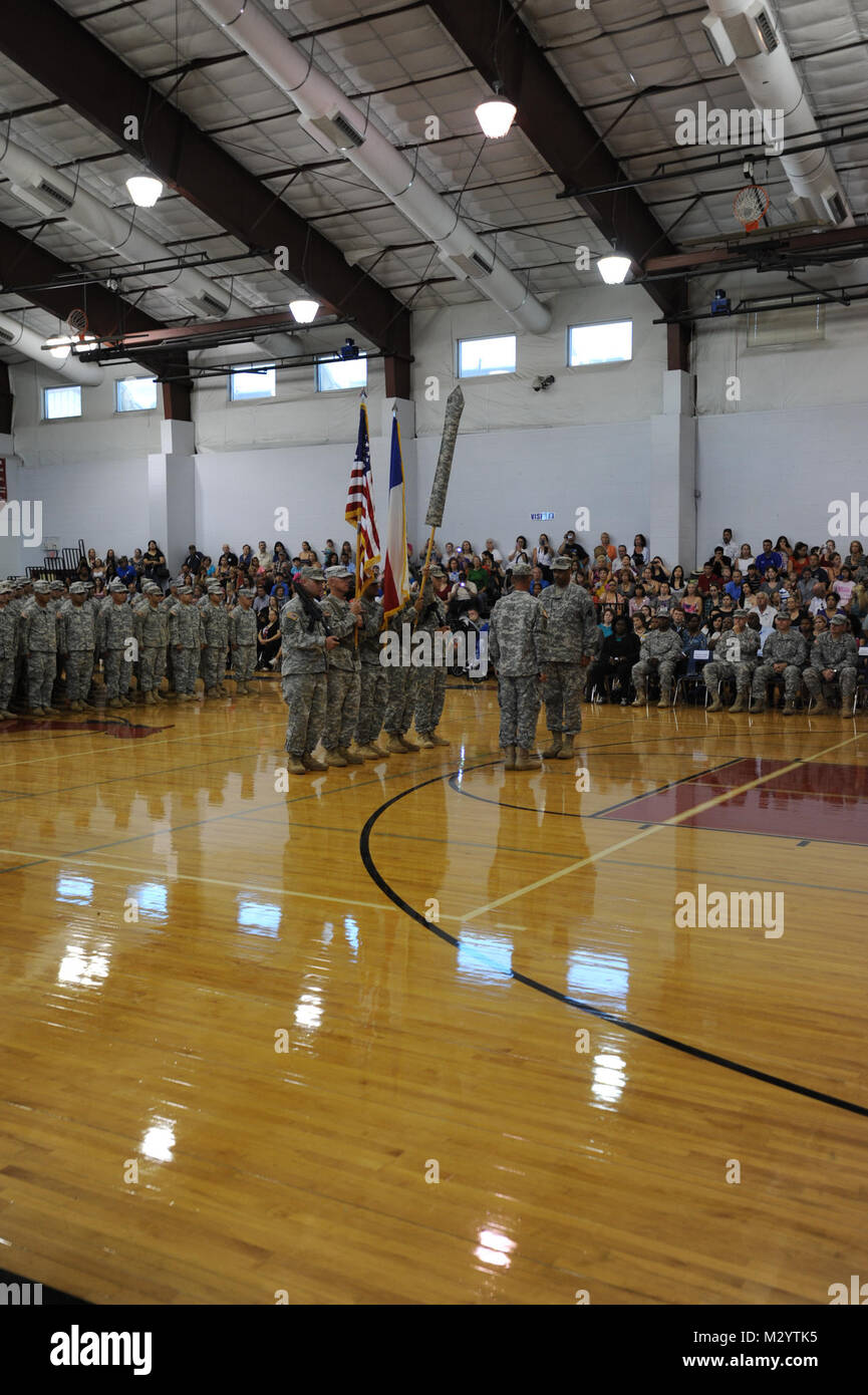 Le famiglie e gli amici riuniti in maniero, Texas Martedì, luglio 31, 2012 per augurare a soldati di Task Force Arrowhead buona fortuna e addio sulla loro prossima distribuzione. Più di 400 soldati da unità attraverso il Texas compongono il più di trenta le forze di sicurezza i team di assistenza per la distribuzione in Afghanistan. Il SFAT sarà partner con e la guida locale forze afghane per sviluppare e perfezionare le pratiche migliori. Foto di Staff Sgt. Jennifer Atkinson, 36th Inf. Div. 120801-Z-JR121-042 da Texas Dipartimento Militare Foto Stock