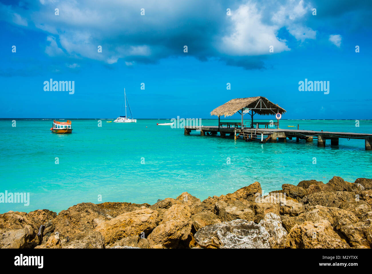 Il molo di legno nelle acque turchesi di Pigeon Point, Tobago Trinidad e Tobago, dei Caraibi Foto Stock