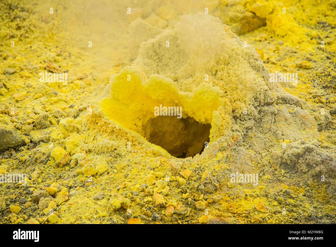 Fumatori fumarole di zolfo sul vulcano Mutnovsky, Kamchatka, Russia Foto Stock