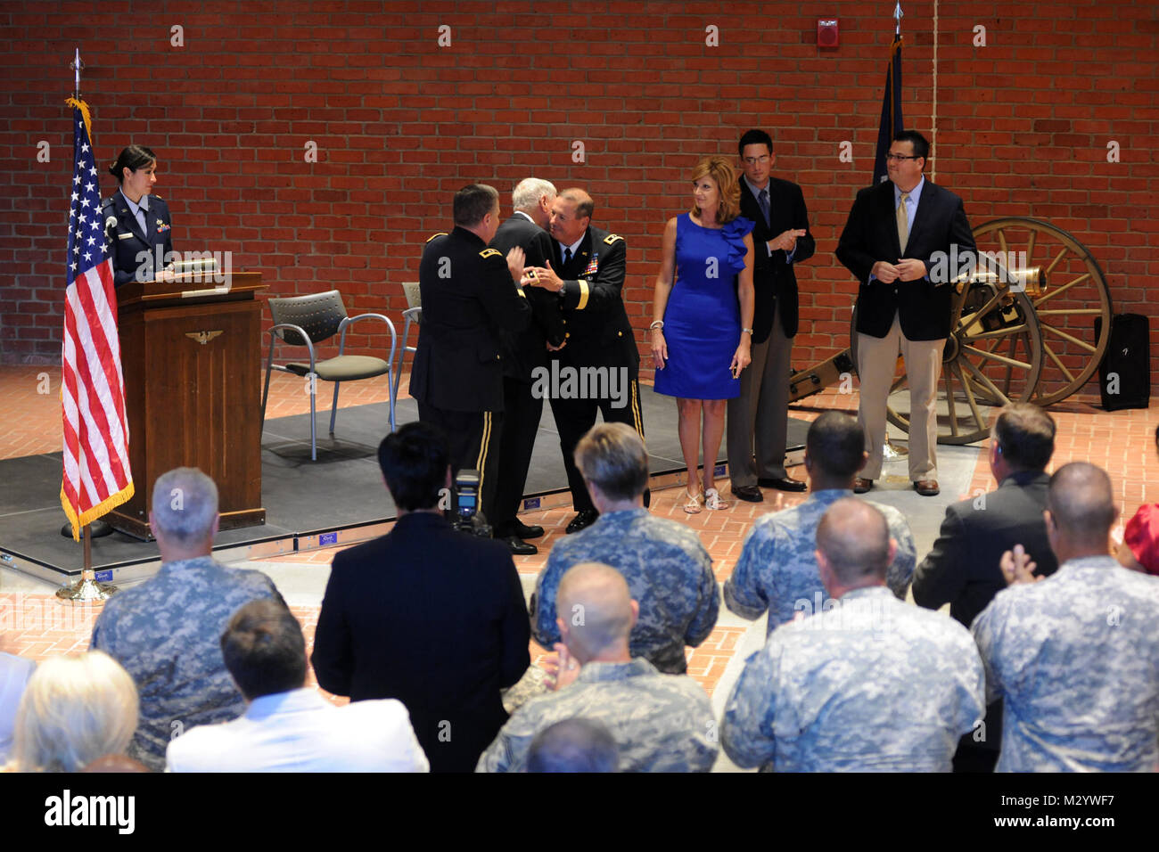 NEW ORLEANS - Il Mag. Gen. Stephen C. assistente Dabadie aiutante generale, è segnato con le due stelle di insegne di rango durante la sua promozione ufficiale cerimonia alla Caserma Jackson Museum di New Orleans, e il agosto 12, 2012. Dabadie è un nativo di nuove strade, La., e stato nominato in Louisiana Esercito Nazionale Guardia nel Luglio 1988 dopo aver prestato servizio in servizio attivo.(STATI UNITI Air Force Foto di Master Sgt. Toby Valadie, Louisiana National Guard Public Affairs Office/RILASCIATO) Pinning120812-F-VU198-082 dalla Louisiana National Guard Foto Stock