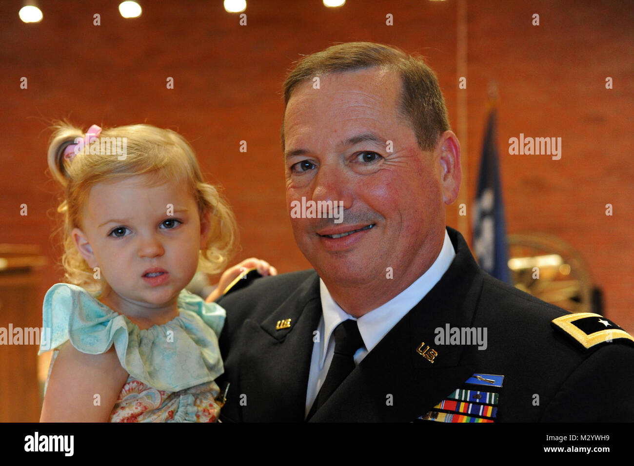 NEW ORLEANS - Il Mag. Gen. Stephen C. assistente Dabadie aiutante generale, è segnato con le due stelle di insegne di rango durante la sua promozione ufficiale cerimonia alla Caserma Jackson Museum di New Orleans, e il agosto 12, 2012. Dabadie è un nativo di nuove strade, La., e stato nominato in Louisiana Esercito Nazionale Guardia nel Luglio 1988 dopo aver prestato servizio in servizio attivo.(STATI UNITI Air Force Foto di Master Sgt. Toby Valadie, Louisiana National Guard Public Affairs Office/RILASCIATO) 120812-F-VU198-313 dalla Louisiana National Guard Foto Stock