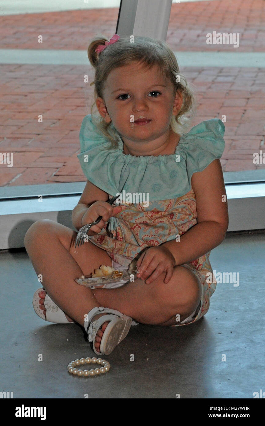 NEW ORLEANS - Il Mag. Gen. Stephen C. assistente Dabadie aiutante generale, è segnato con le due stelle di insegne di rango durante la sua promozione ufficiale cerimonia alla Caserma Jackson Museum di New Orleans, e il agosto 12, 2012. Dabadie è un nativo di nuove strade, La., e stato nominato in Louisiana Esercito Nazionale Guardia nel Luglio 1988 dopo aver prestato servizio in servizio attivo.(STATI UNITI Air Force Foto di Master Sgt. Toby Valadie, Louisiana National Guard Public Affairs Office/RILASCIATO) 120812-F-VU198-333 dalla Louisiana National Guard Foto Stock