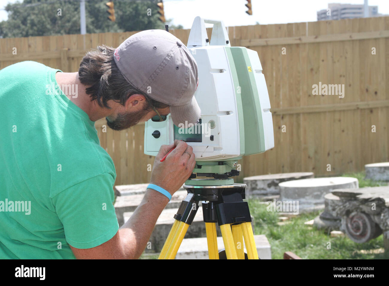 ARLINGTON, VIRGINIA - Paolo Davidson, un architetto con il Parco nazionale di servizi' storico edificio americano team sondaggio, imposta un scanner laser 3D per raccogliere dettagliate misurazioni elettroniche su pezzi di colonne di arenaria che sorgeva presso il reparto di guerra, 14 agosto 2012. Le colonne sono stati spostati al Cimitero Nazionale di Arlington in 1879 e riutilizzati come gates al cimitero fino al 1971 quando il cimitero è stato ampliato e le porte sono state ritenute non sufficientemente grande per consentire il traffico di veicoli attraverso. Le porte sono in stoccaggio presso il cimitero sin. Il cimitero è lavorare con gli Stati Uniti Esercito di Co Foto Stock