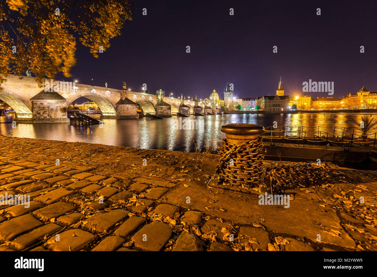 La città di Praga di notte Foto Stock