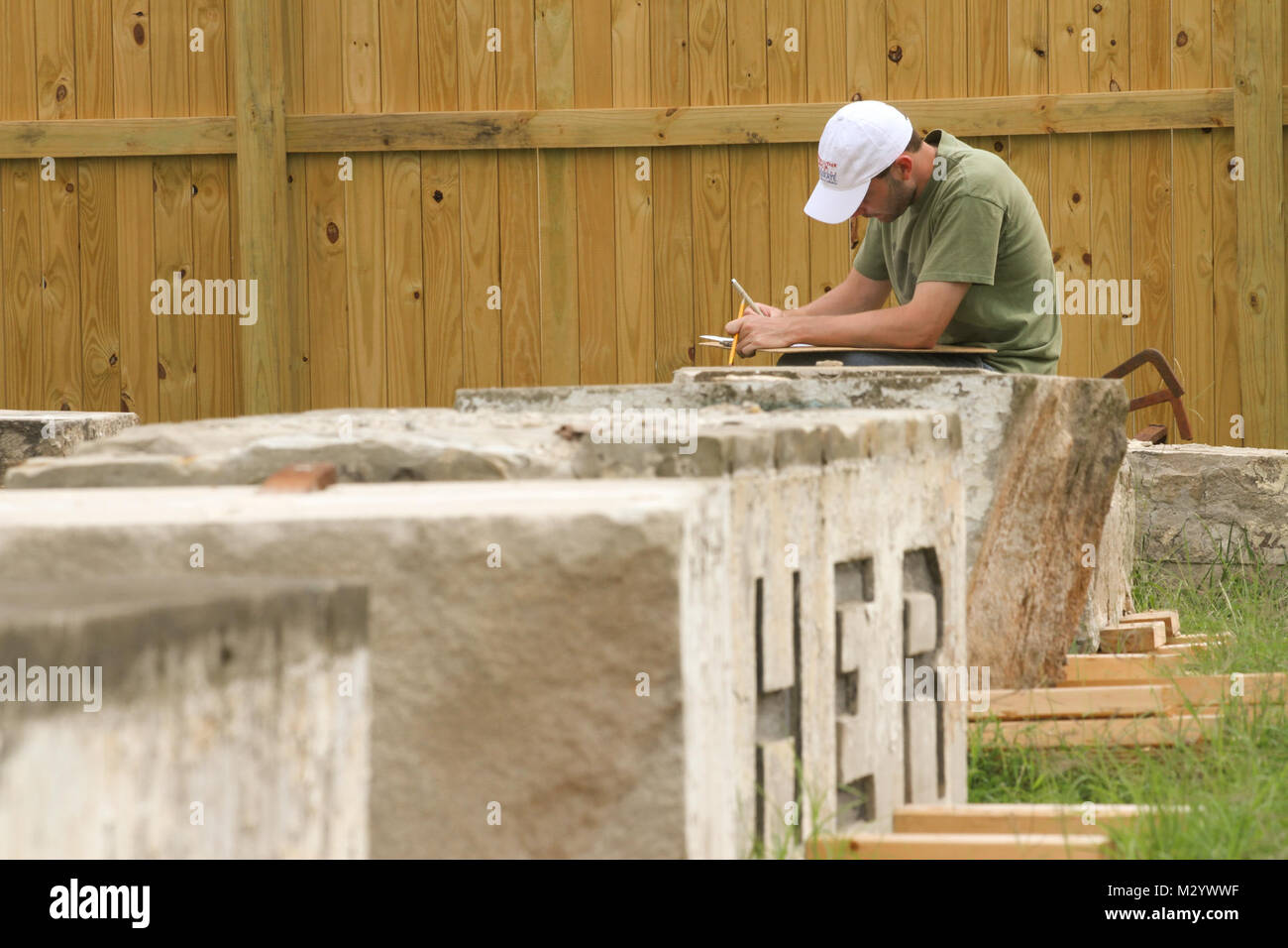 ARLINGTON, VIRGINIA - Ryan Pierce, un architetto con il Parco nazionale di servizi' storico edificio americano team sondaggio, fa una dettagliata schizzo a mano di pezzi di colonne di arenaria che sorgeva presso il reparto di guerra, 15 agosto 2012. Le colonne sono stati spostati al Cimitero Nazionale di Arlington in 1879 e riutilizzati come gates al cimitero fino al 1971 quando il cimitero è stato ampliato e le porte sono state ritenute non sufficientemente grande per consentire il traffico di veicoli attraverso. Le porte sono in stoccaggio presso il cimitero sin. Il cimitero è lavorare con gli Stati Uniti Esercito di ingegneri per determinare se la colonna Foto Stock