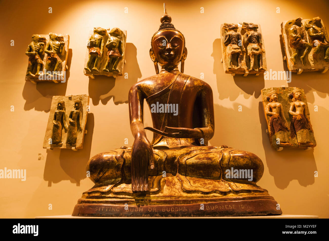 Inghilterra, Devon, Exeter, Royal Albert Memorial Museum e Galleria d'arte aka RAMM, presentano del tardo XVIII secolo statua del Buddha dal Myanmar Birmania aka Foto Stock