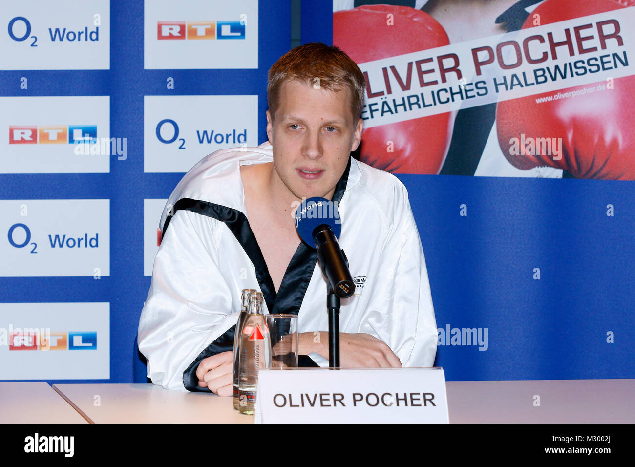 Oliver Pocher bei der Pressekonferenz in der O2 World di Berlino " Gefährliches Halbwissen' Foto Stock