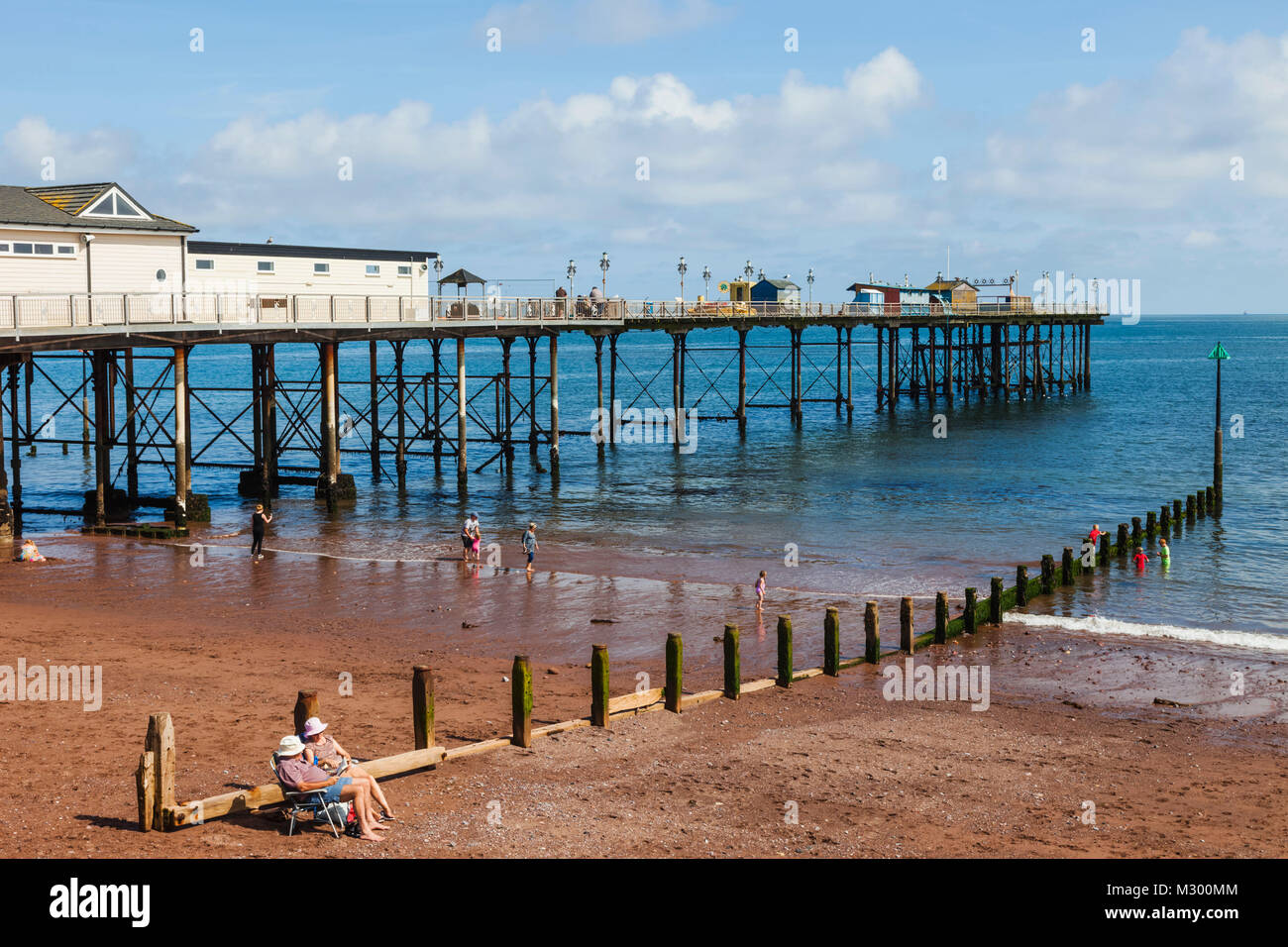 Inghilterra, Devon, Teignmouth, Teignmouth Pier e spiaggia Foto Stock