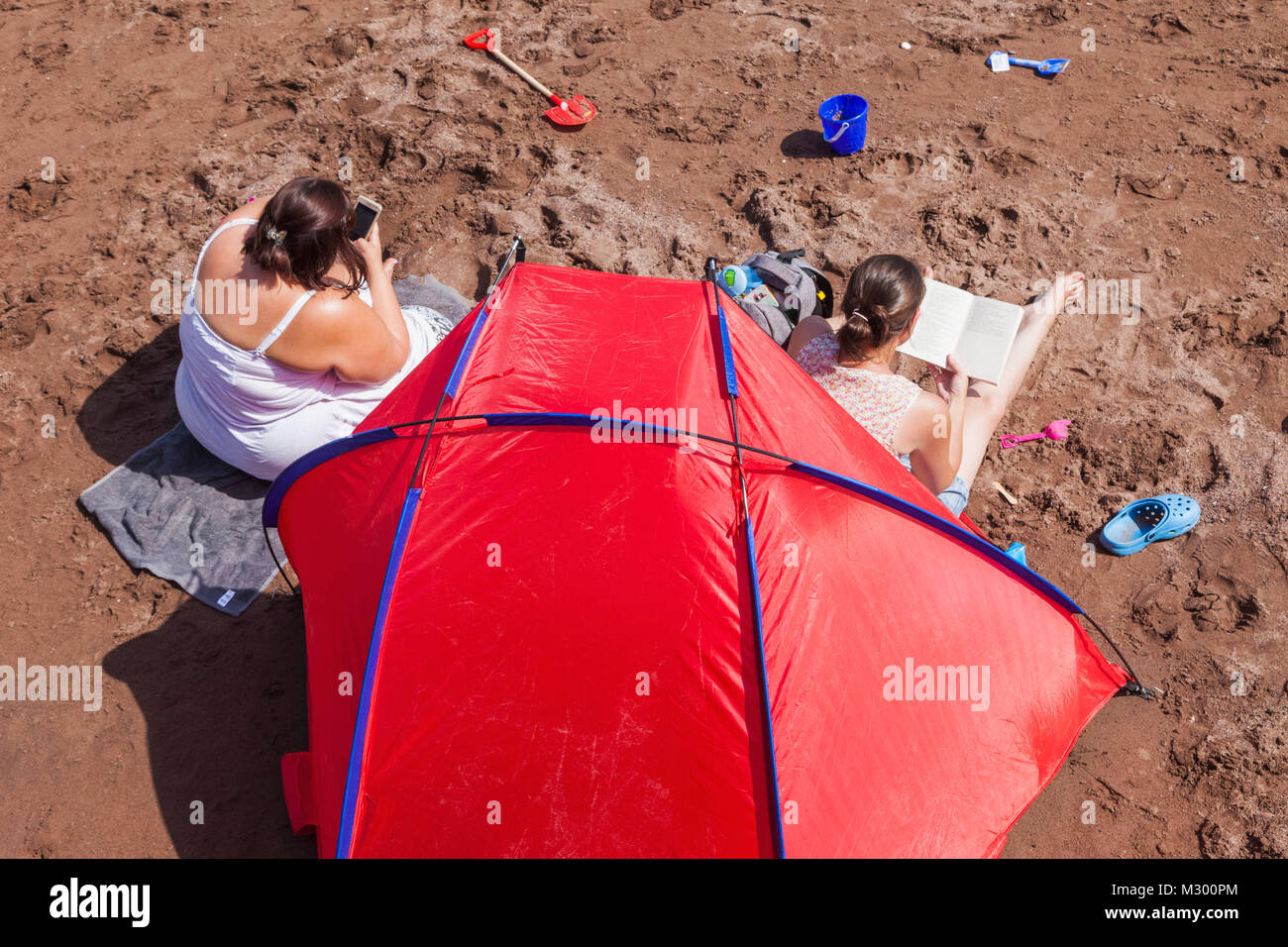 Inghilterra, Devon, Teignmouth, Teignmouth Beach, Villeggiante e tenda Foto Stock
