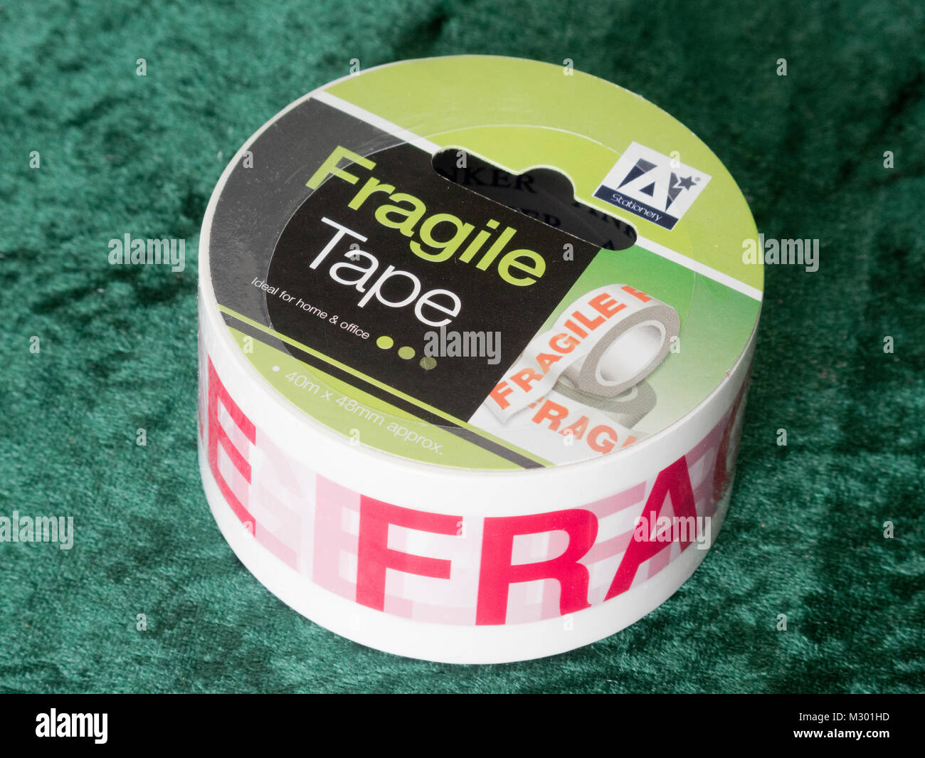 Rotolo di adesivo appiccicoso Fragile nastro pacchi Foto Stock