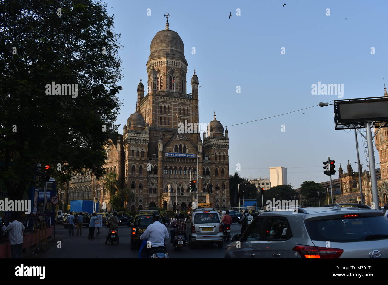 Di fronte a Mumbai municipal corporation la costruzione di traffico pesante. Foto Stock