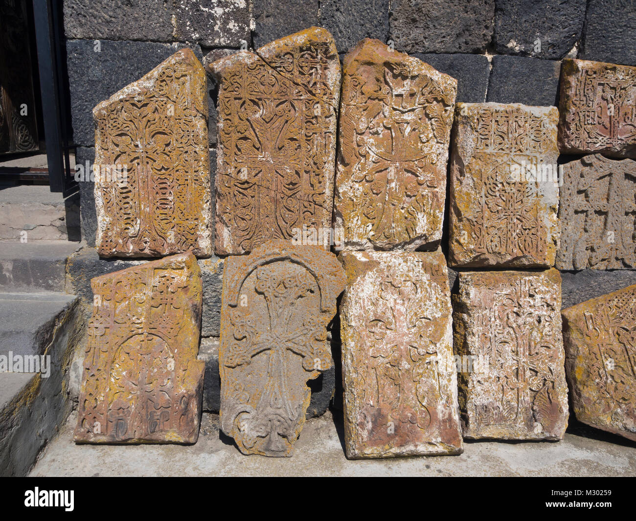 Monastero di Sevanavank su una penisola del lago Sevan in Armenia, un molto visitata attrazione turistica, khachkars ornamentally scolpiti cross-sassi Foto Stock