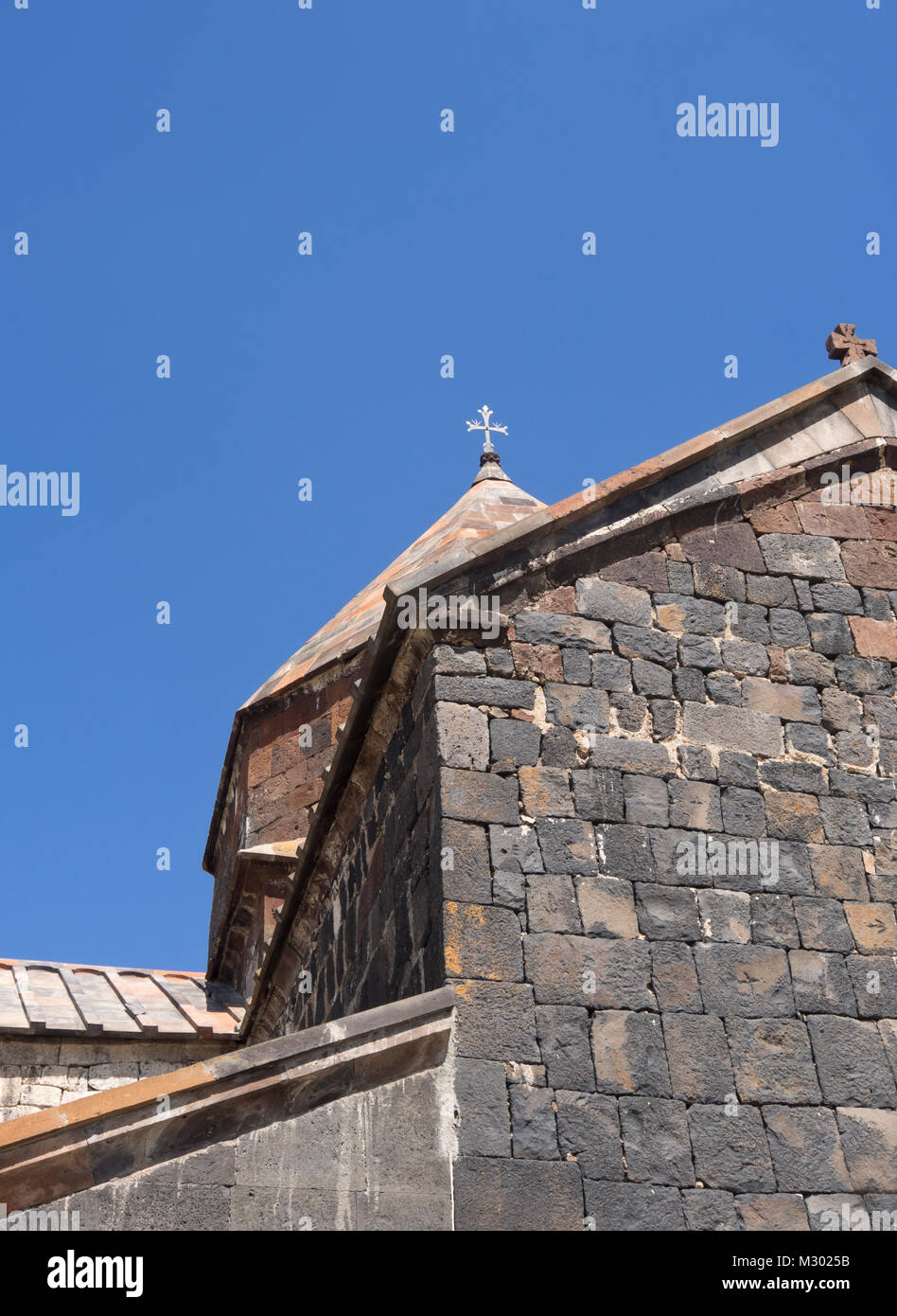 Monastero di Sevanavank su una penisola del lago Sevan in Armenia, un molto visitata attrazione turistica con storico e importanza religiosa Foto Stock