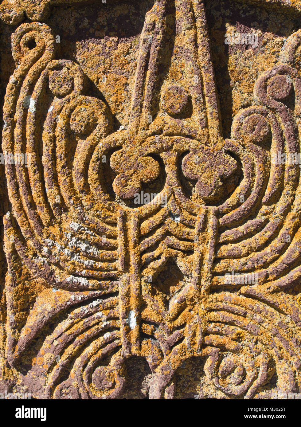 Monastero di Sevanavank su una penisola del lago Sevan in Armenia, un molto visitata attrazione turistica, dettaglio da un craftsmanshipKhachkar, cross-stone Foto Stock