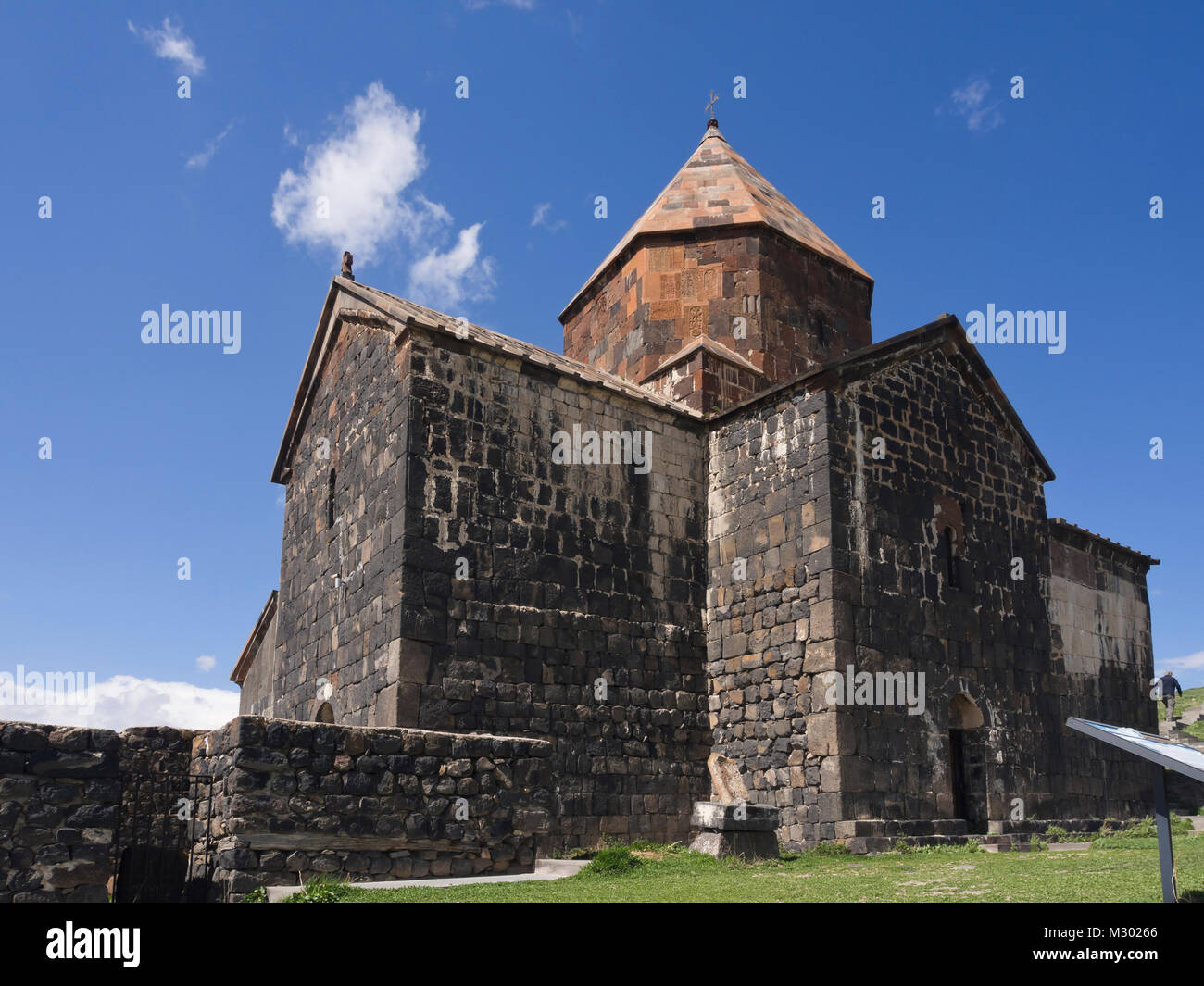 Monastero di Sevanavank su una penisola del lago Sevan in Armenia, un molto visitata attrazione turistica con storico e importanza religiosa Foto Stock