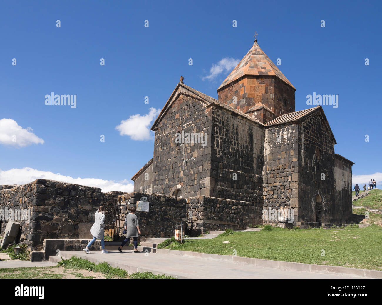 Monastero di Sevanavank su una penisola del lago Sevan in Armenia, un molto visitata attrazione turistica con storico e importanza religiosa Foto Stock