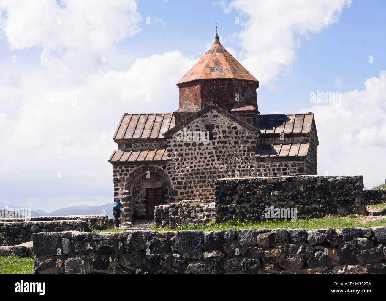 Monastero di Sevanavank su una penisola del lago Sevan in Armenia, un molto visitata attrazione turistica con storico e importanza religiosa Foto Stock