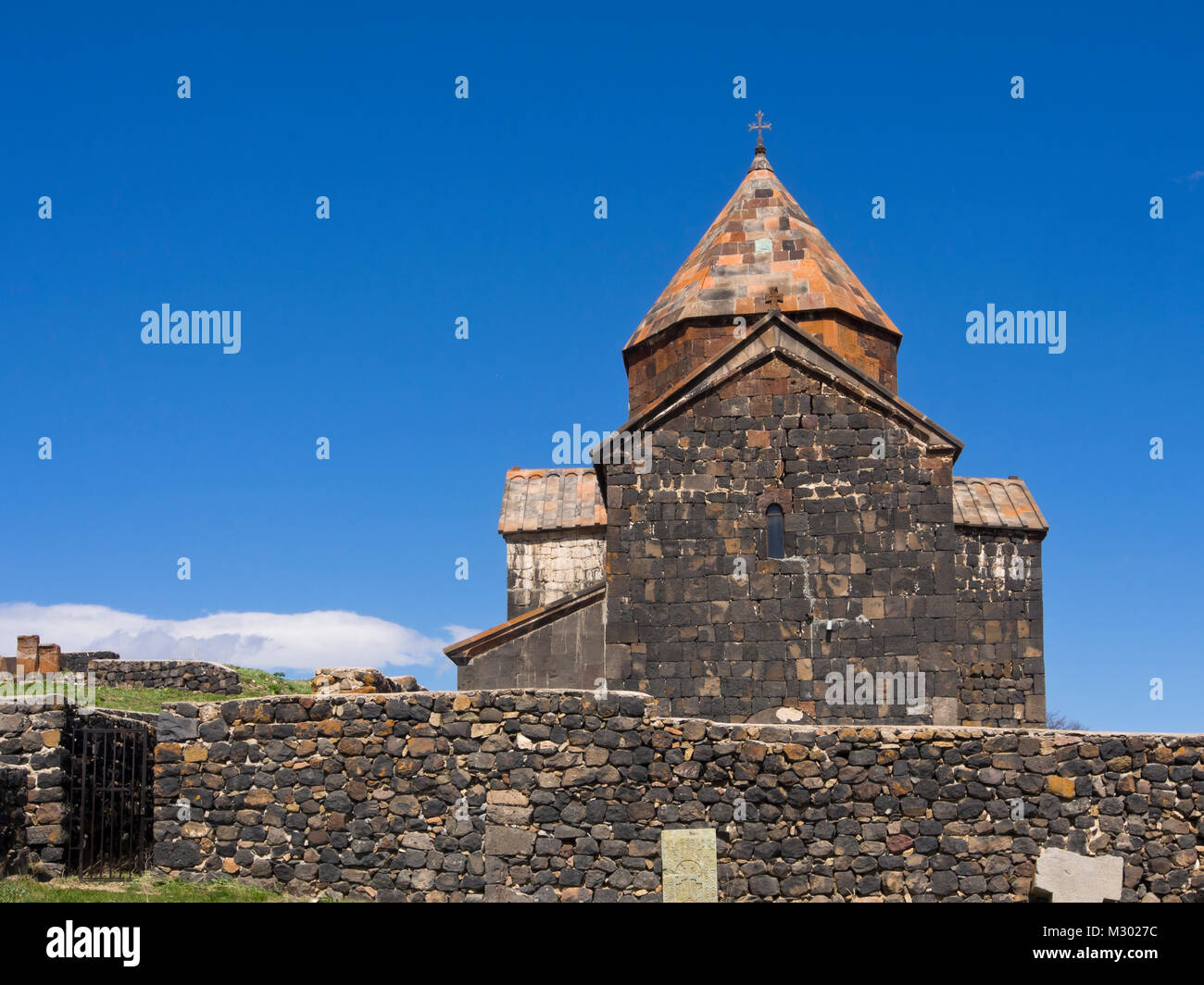 Monastero di Sevanavank su una penisola del lago Sevan in Armenia, un molto visitata attrazione turistica con storico e importanza religiosa Foto Stock