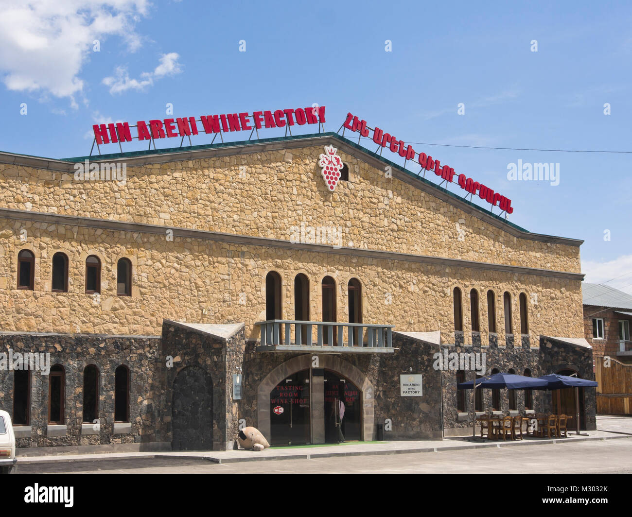 La produzione di vino in areni in Armenia meridionale al vino Areni Fabbrica, facciata di edificio della sede e del centro visitatori Foto Stock