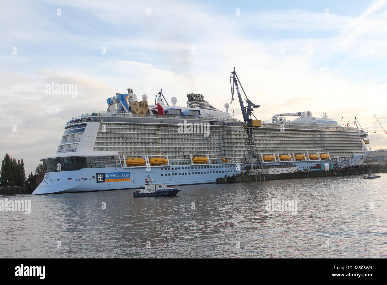 Das Kreuzfahrtschiff 'Quantum di mari' auf dem Weg zur Wartung ins Dock, Hafen Hamburg, 23.10.2014 Foto Stock
