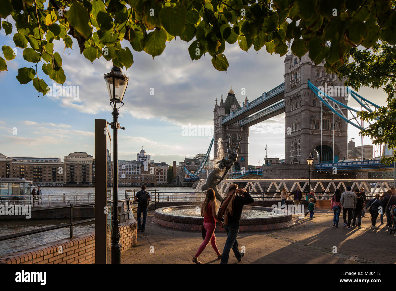 Tramonto al Tower Bridge di Londra, Inghilterra. Foto Stock