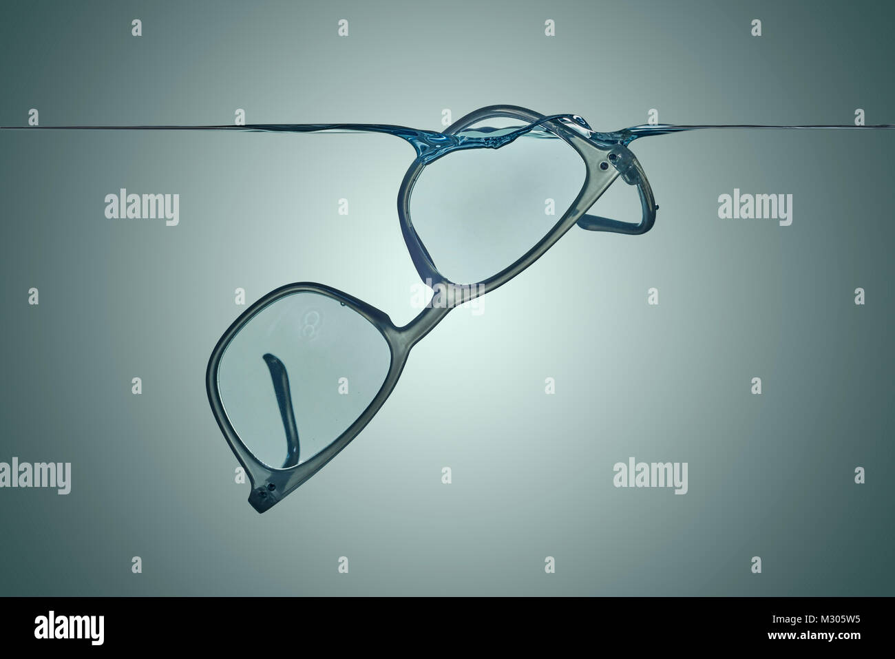 Zuppa di plastica, inquinamento che galleggia nell'oceano. Foto Stock