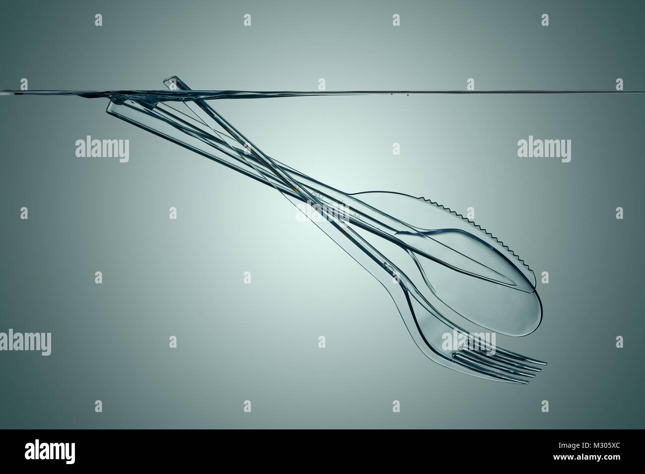 Zuppa di plastica, inquinamento che galleggia nell'oceano. Foto Stock