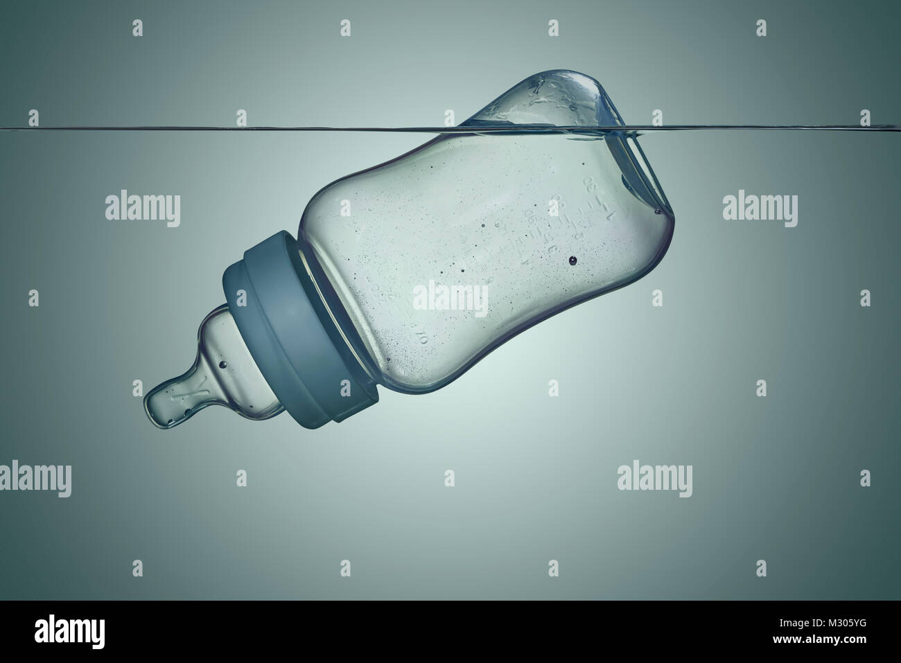 Zuppa di plastica, inquinamento che galleggia nell'oceano. Foto Stock